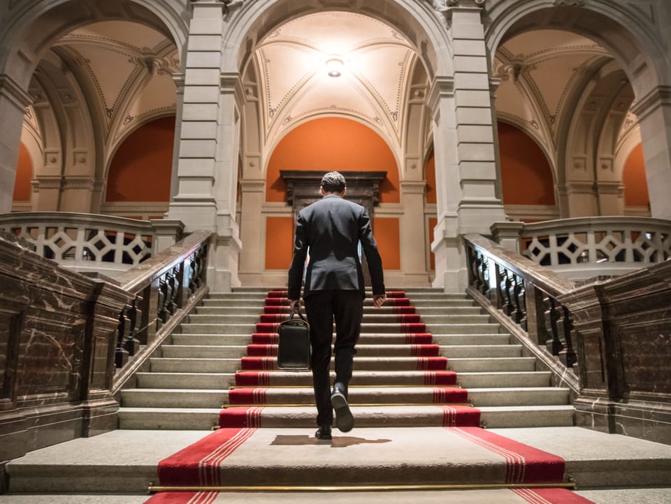 Mann auf einer Treppe im Bundeshaus