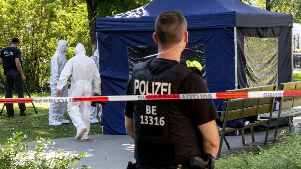 Polizisten sichern die Spuren im Tiergarten in Berlin. Es ist ein blaues Zelt aufgestellt