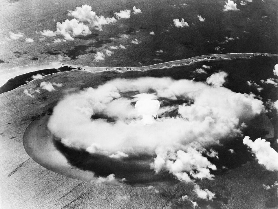 Luftaufnahme eines Atombombentests im Südpazifik. 
