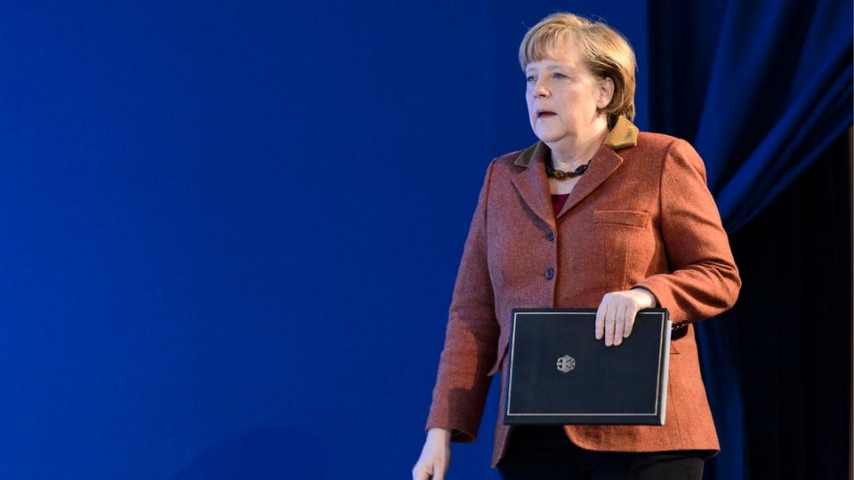 Angela Merkel mit schriftlichen Unterlagen in der Hand am WEF in Davos.