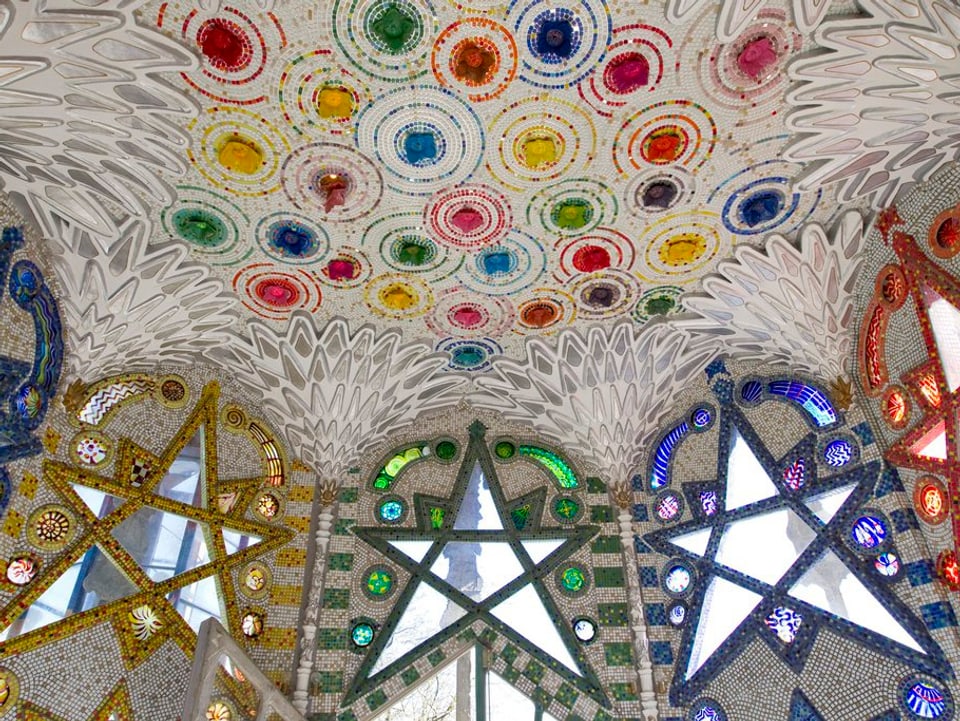 Ein mit farbigen Mosaiken ausgekleidetes Zimmer mit Pentagramm-Fenstern