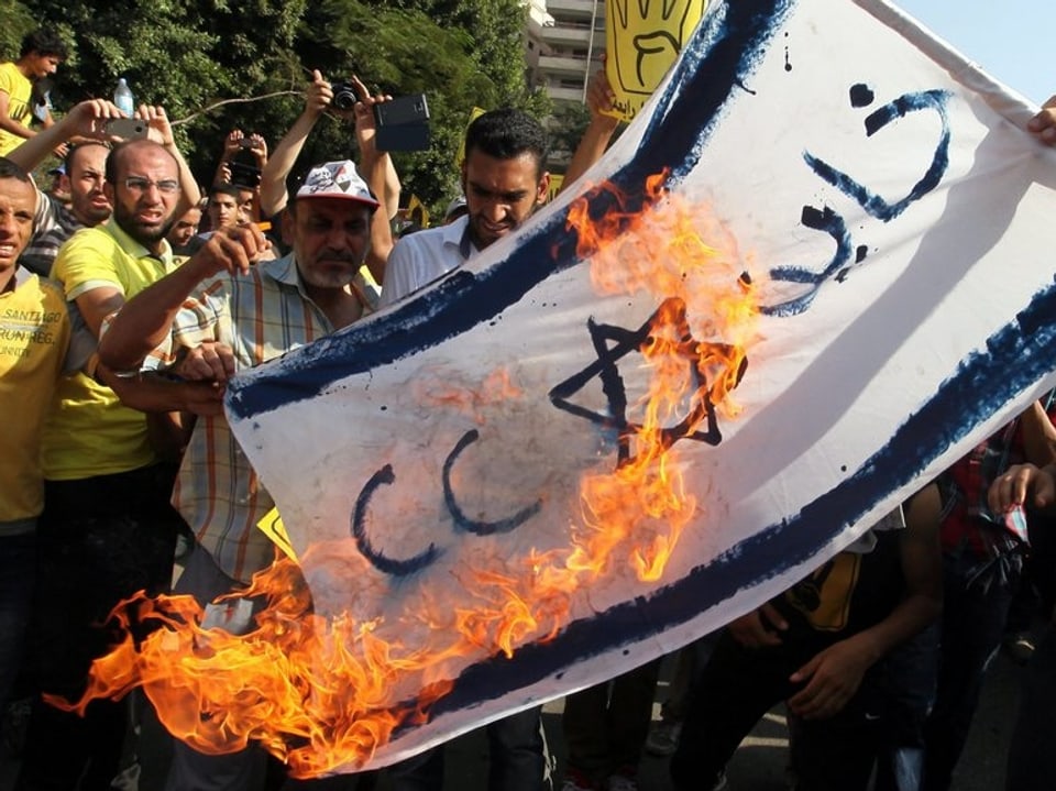 Brennende Israel-Flagge in Ägypten.