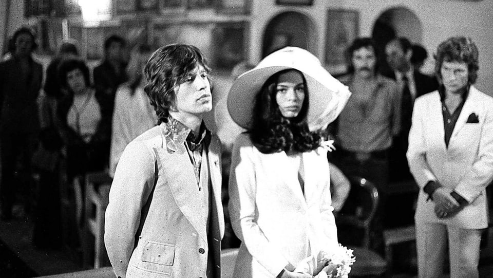 Mick Jagger und seine Frau bei der Hochzeit in einer Kirche.