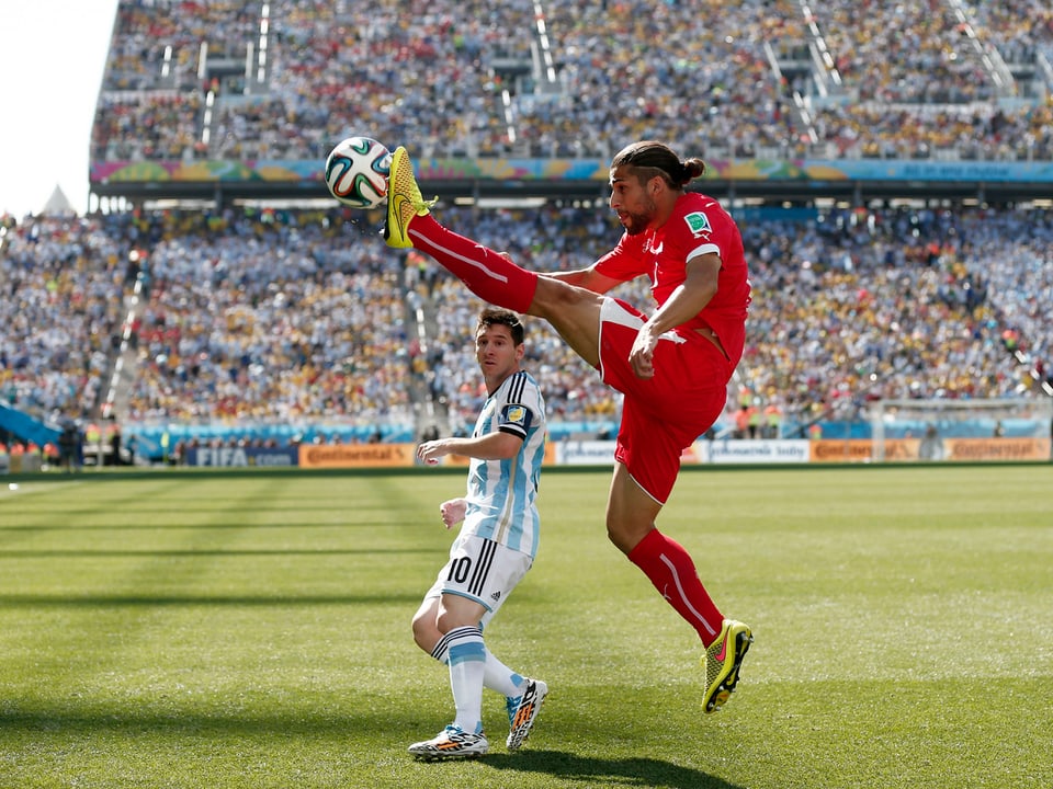 Rodriguez ist vor Messi am Ball