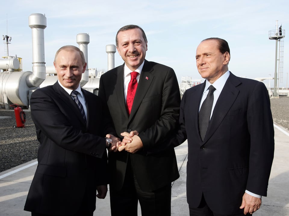 Wladimir Putin, Tayyip Erdogan und Silvio Berlusconi schütteln sich die Hände nahe der türkischen Schwarzmeerstadt Samsun.