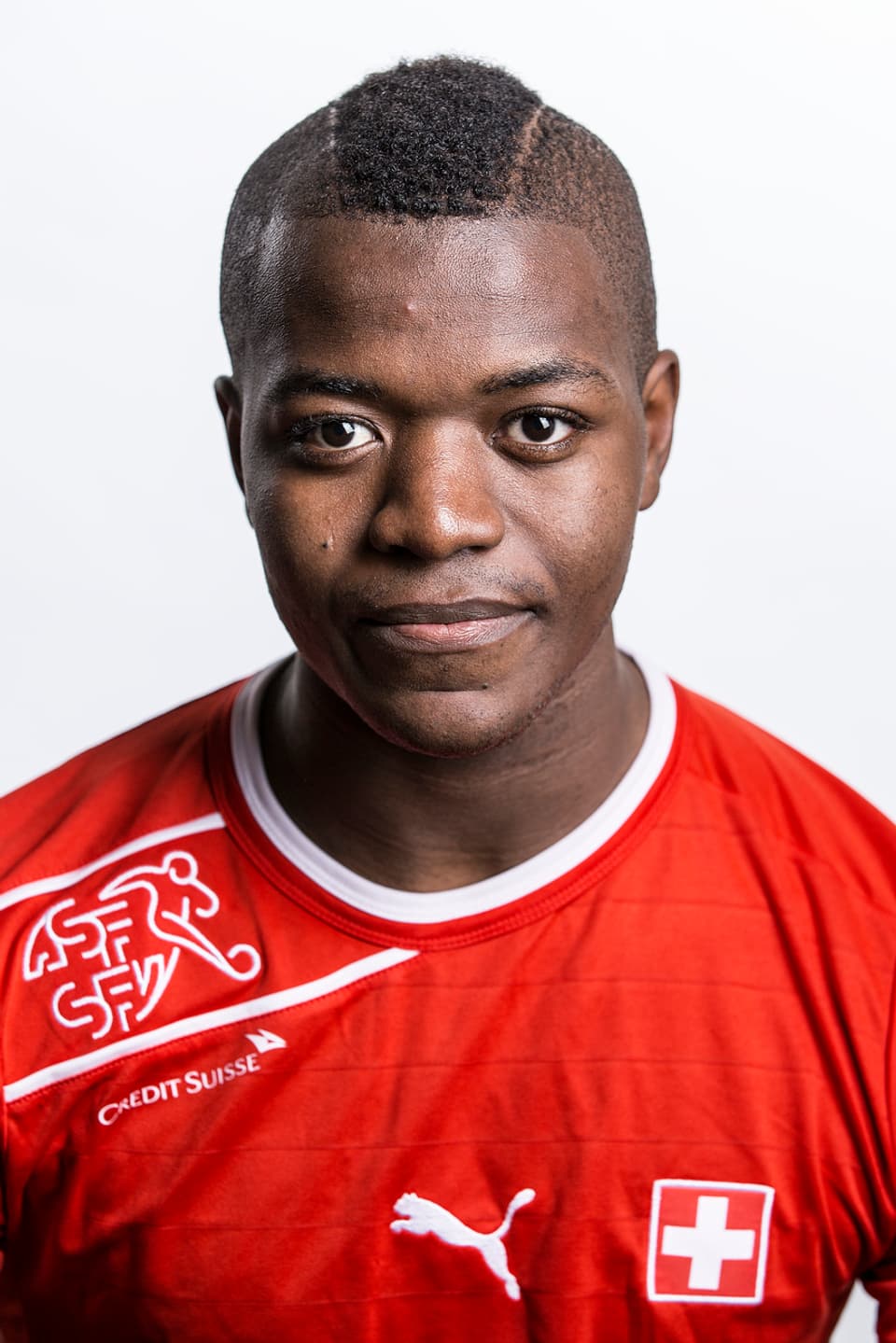 Der aus Kamerun stammende Mveng wurde auf diese Saison hin von den Young Boys an Wohlen ausgeliehen. Der 20-Jährige verfügt bereits über Super-League-Erfahrung aus seiner Zeit bei Xamax. Zeigt in der Challenge League konstant gute Leistungen. 