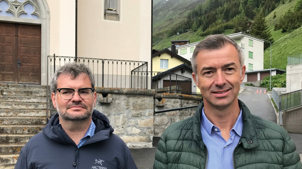Georg und Franz-Xaver Simmen vor der Kirche in Realp