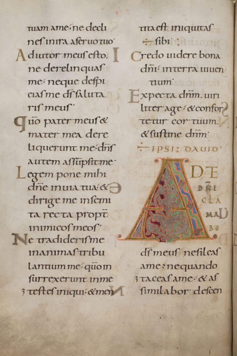 Vergilbtes Pergament, beschriftet mit der karolingischen Minuskel, einer alten Schrift, die auch Leerzeichen kennt.