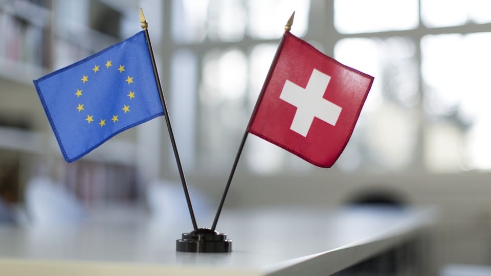 EU und Schweizer Flagge im Miniaturformat nebeneinander