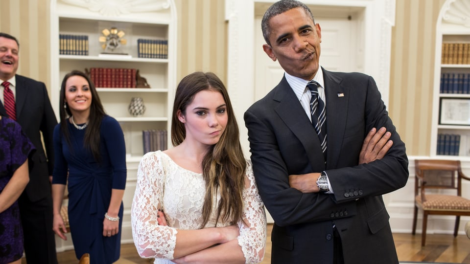 US-Präsident Obama posiert mit Turnerin McKayla Mahoney bei ihrem offiziellen Besuch im Weissen Haus, beide verziehen ihren Mund.