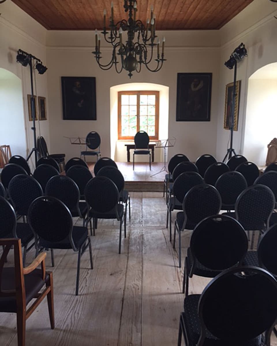 Rittersaal auf Schloss Brunegg mit Stühlen und Konzertausrüstung