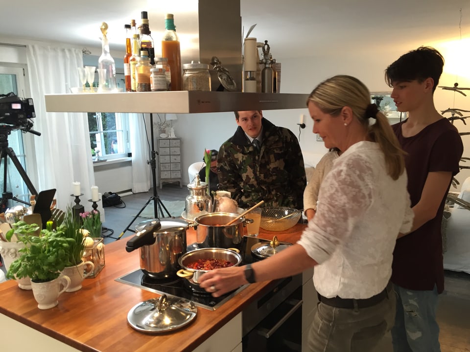 Corinne Kallen mit ihren Söhnen in der Küche.
