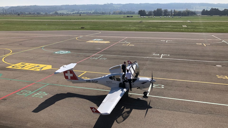 Kleinflugzeug der European Flight Academy wird von angehenden Piloten vorbereitet zum Start.