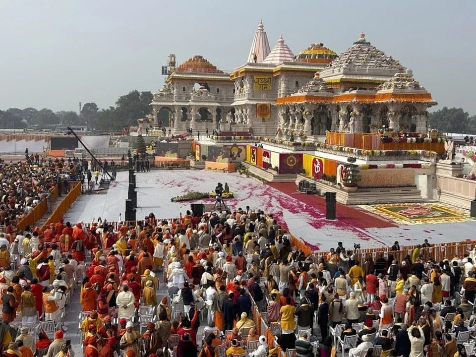 Massen bei der Eröffnung des Hindu-Tempels.