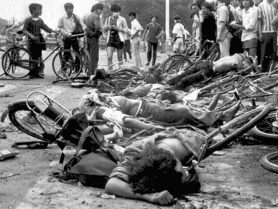 Opfer liegen neben Fahrrädern auf dem Tiananmen-Platz in Peking.