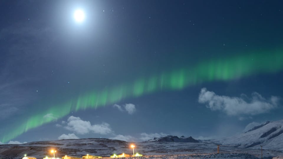 Mond, darunter ein grünes Polarlicht-Band