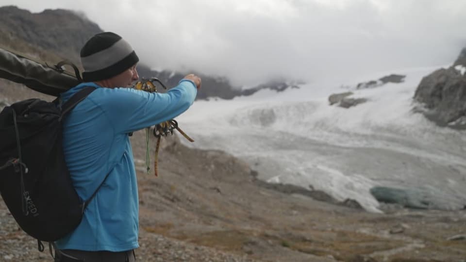 Glaziologe Andreas Bauder steht vor dem Slivrettagletscher.