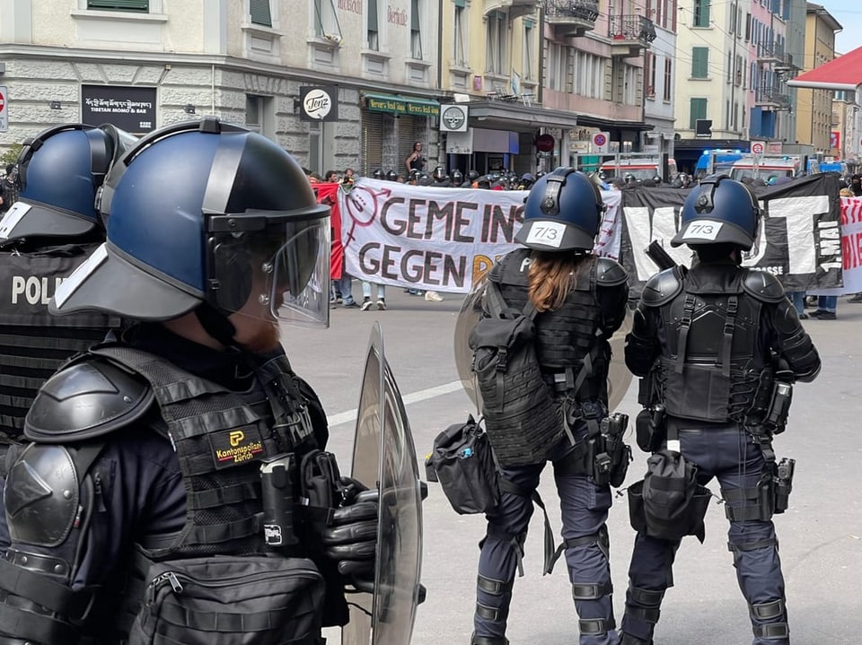 Polizisten in Schutzausrüstung bei der Demonstration.