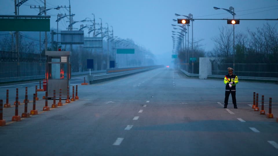 Polizist auf einer einsamen Strassenkreuzung im Industriekomplex Kaesong, Nordkorea.