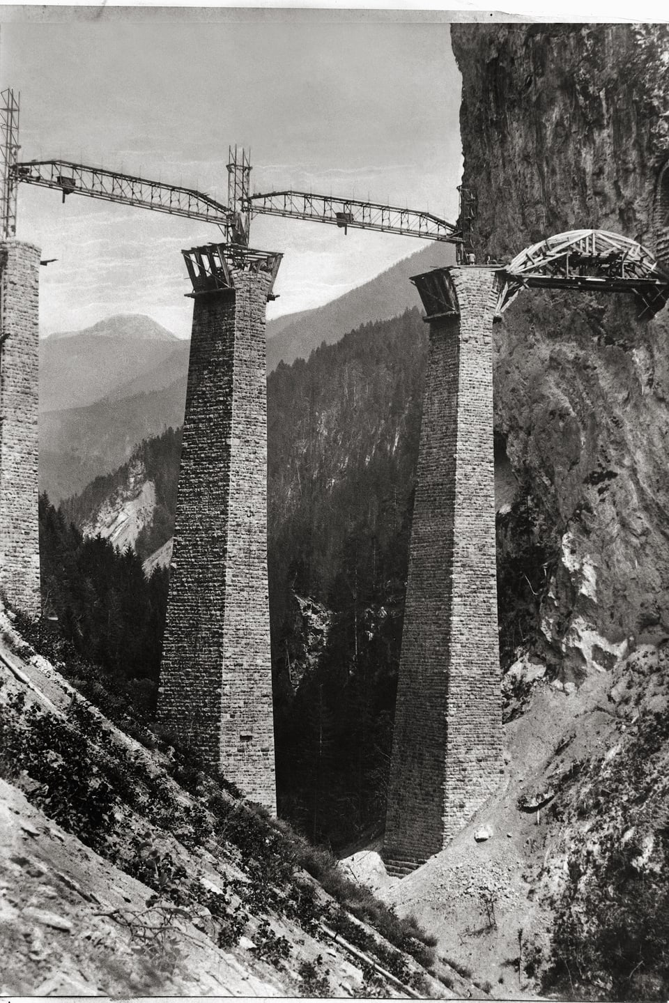 Eine Aufnahme aus der Bauphase des weltbekannten Landwasserviaduktes aus dem Jahr 1901 zeigt die gemauerten Pfeiler und Gerüste in der Höhe während der Bauphase.