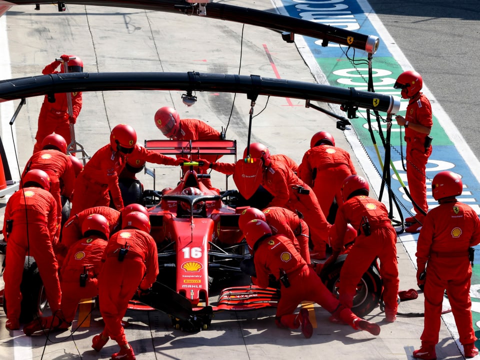 Das Ferrari-Team bei einem Boxenstopp.