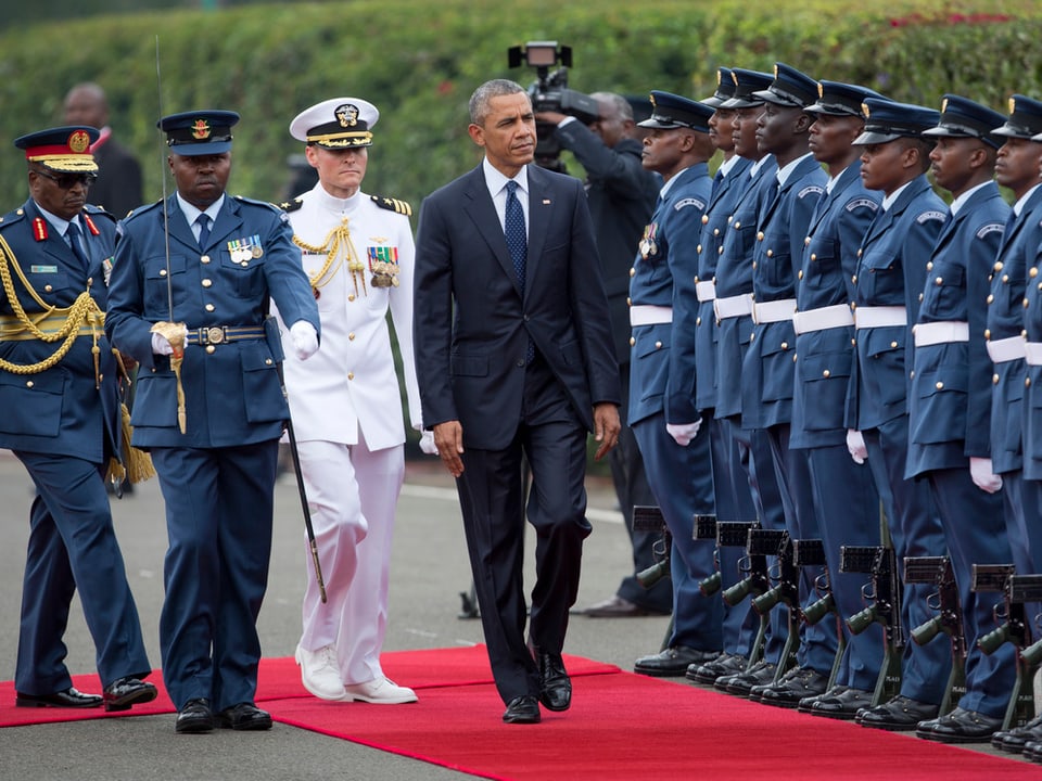 Obama läuft auf dem Weg zum Staatshaus entlang der Ehrengarde. 