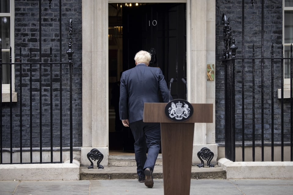 Boris Johnson dreht dem Rednerpult den Rücken zu und läuft in die 10 Downing Street hinein.