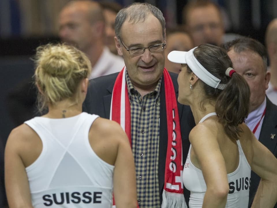 Anlässlich des Fed Cup Spiel Schweiz gegen Tschechien spricht Sportminister Parmelin mit den Spielerinnen Timea Bacsinsky und Martina Hingis.