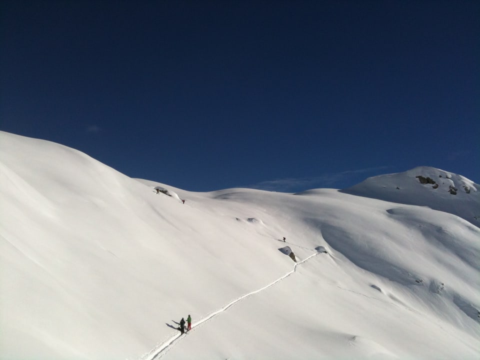 Mit Skiern wandert die Gruppe auf den Elwertätsch.