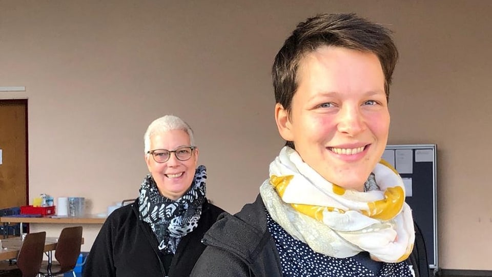 Bessere Stimmung dank Schulsozialarbeit Zwei Frauen in einem Schulzimmer.