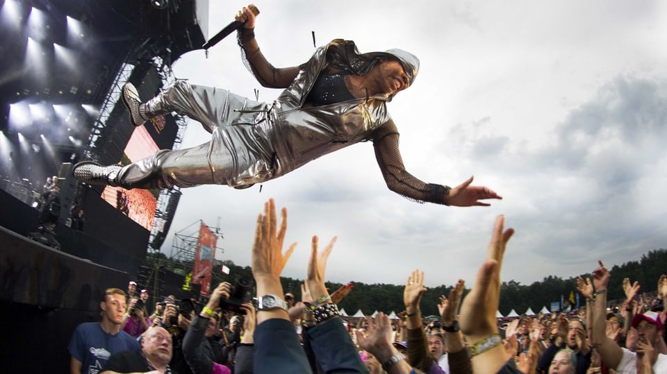 Skunk-Anansie Sängerin Skin springt bei einem Festival in Holland in die Menge.