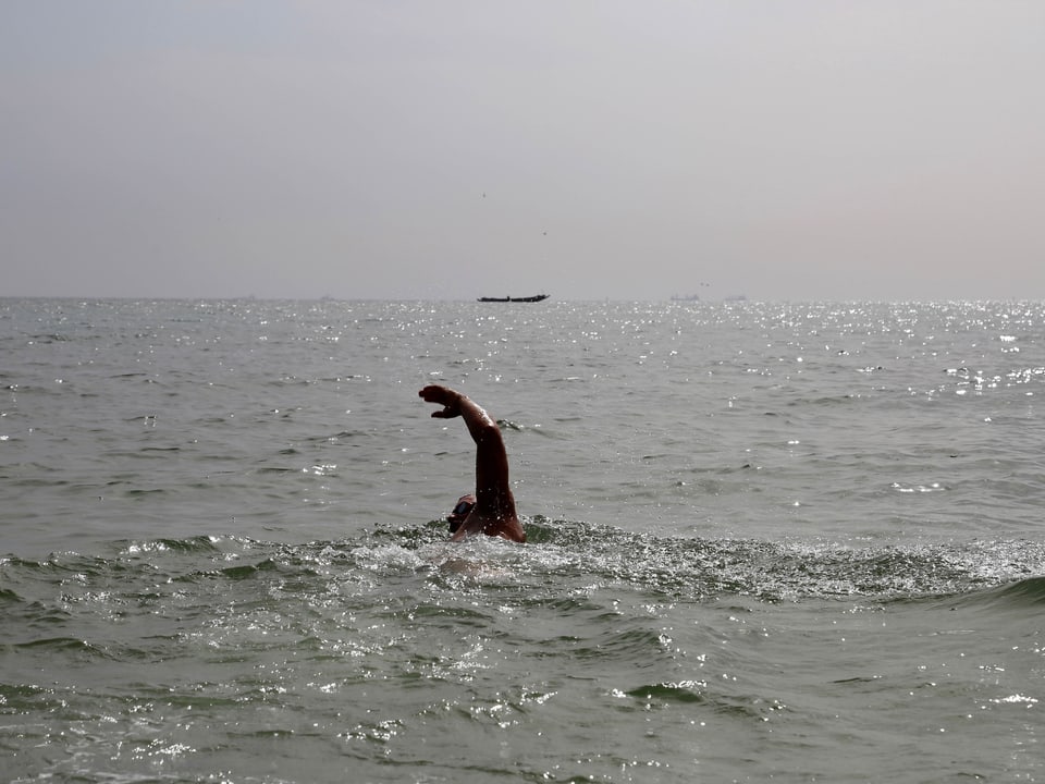 Mann schwimmt im Meer