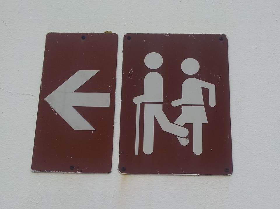 Was bedeutet wohl dieses Bild; Männer dürfen frauen kein Bein stellen? Frauen dürfen keinen älteren Männer nachlaufen?