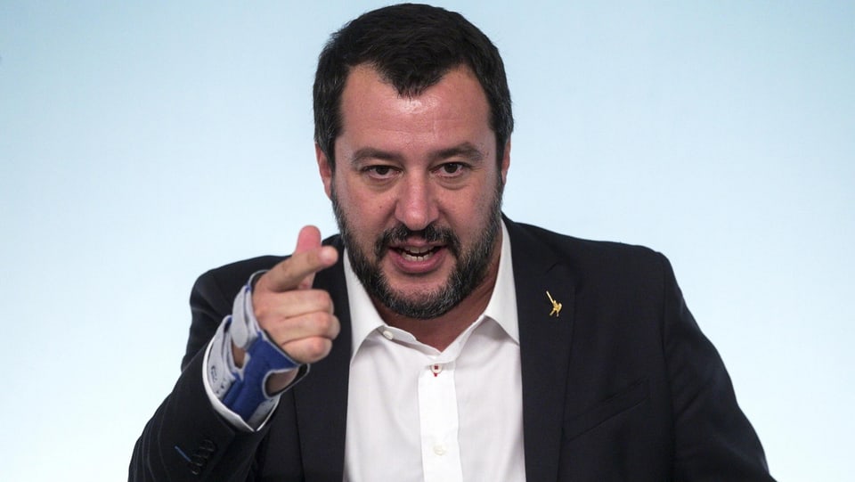 Matteo Salvini mit rechter Hand im Gips