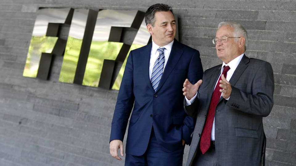 Die Vorsitzenden der Fifa-Ethikkommission Michael J. Garcia und Hans-Joachim Eckert vor dem Fifa-Hauptsitz.