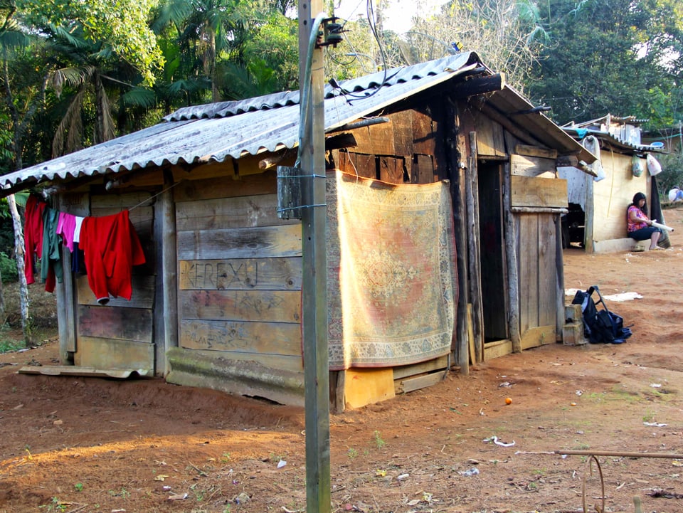 Ein Holzhaus in einem brasilianischen Dorf.