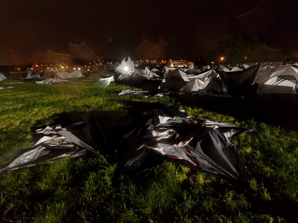 Beschädigte Zelte in der Nacht.
