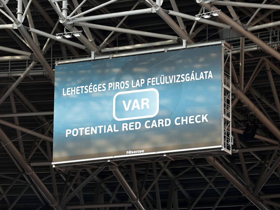 Ungarische Anzeigetafel kündigt den VAR an