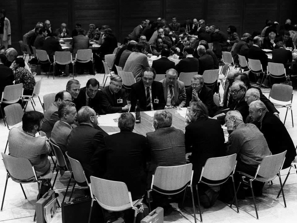 Teilnehmer des European Management Symposiums 1986 in einer Diskussionsrunde. 