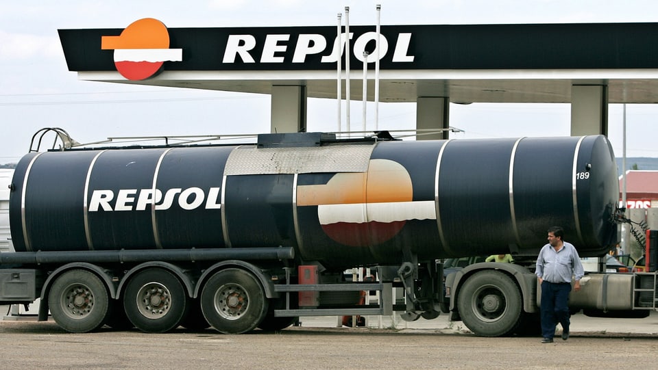 Tanklastwagen an einer Repsol-Tankstelle in Spanien