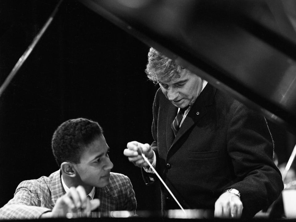 Bernstein am Piano mit einem jungen Mann