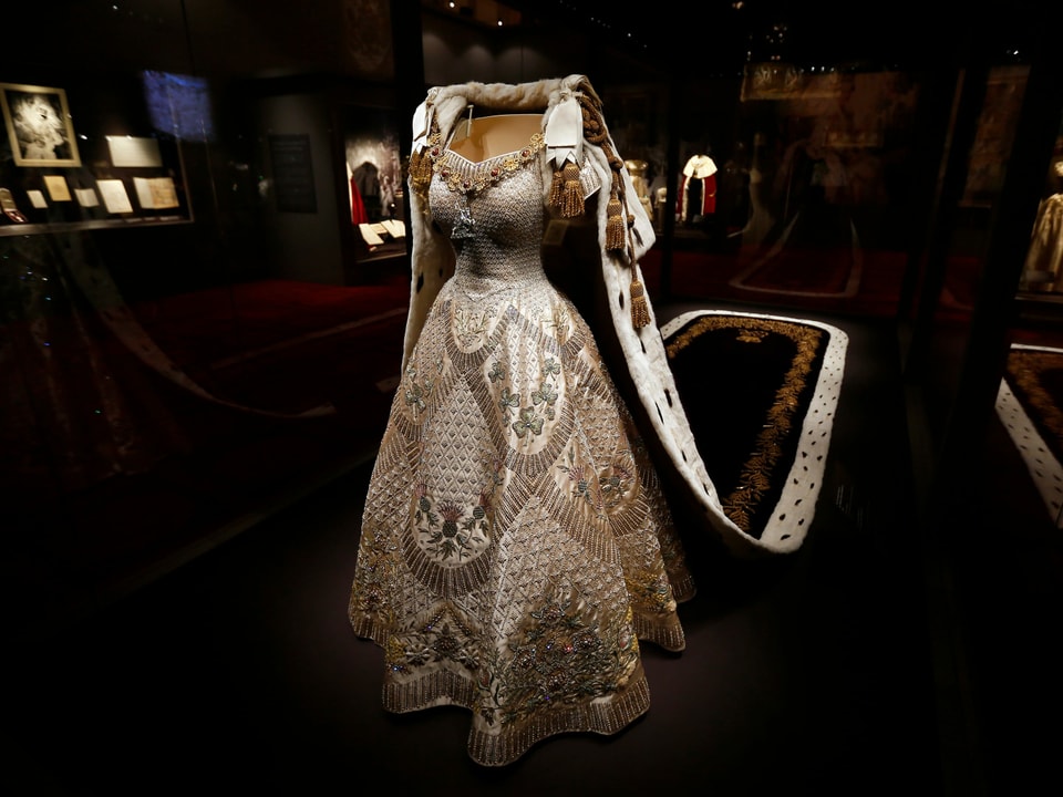 Das Krönungskleid der Queen bei einer Ausstellung.
