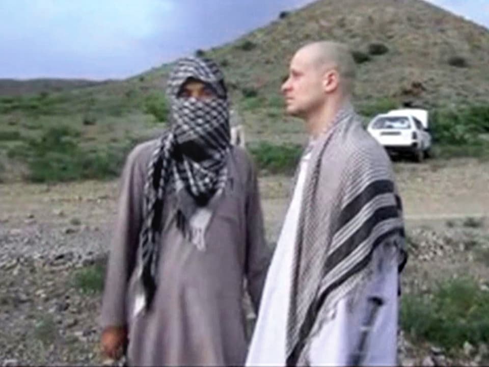 Bergdahl mit einem Taliban-Kämpfer 