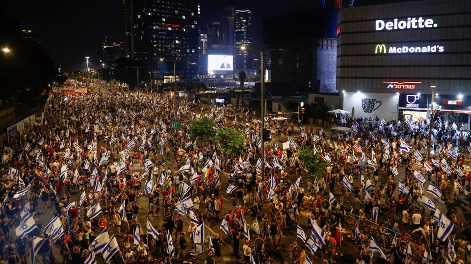 Thousands protest in Tel Aviv