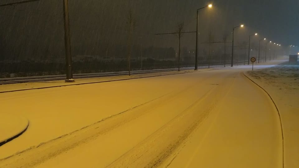 Schneebedeckte Strasse in der Nacht.