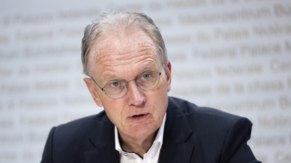 Hans-Ulrich Bigler spricht vor den Medien