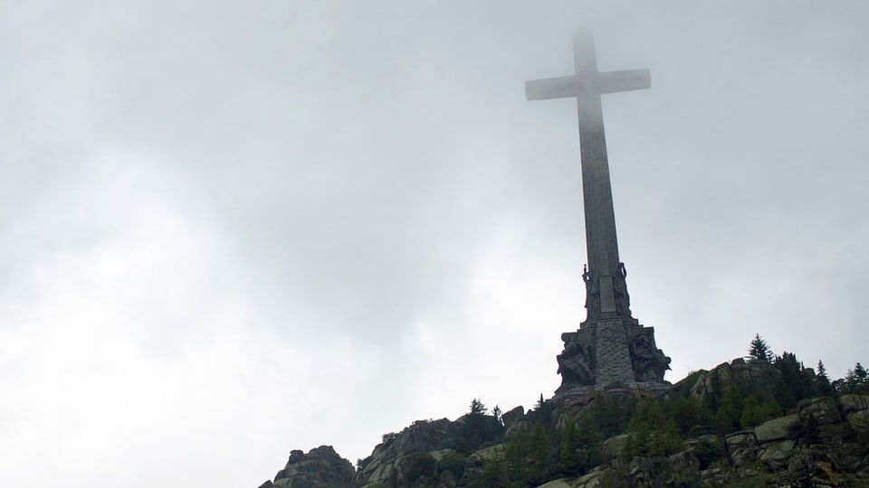 Riesiges Kreuz oberhalb von Madrid im Valle de los Caídos.