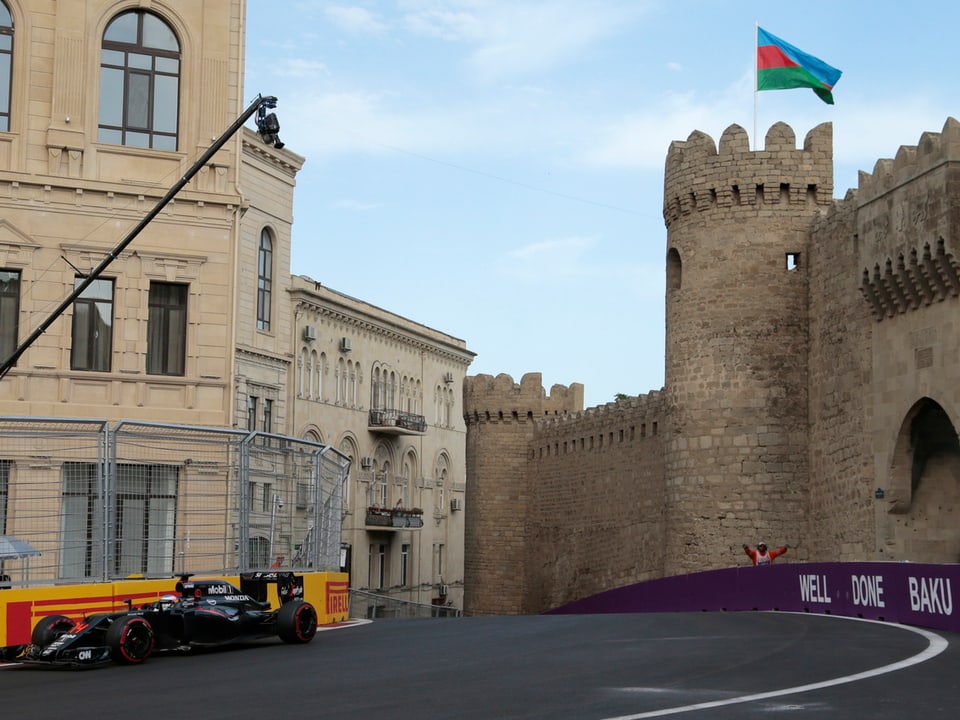 Eine Bolide zischt in Baku an der Stadtmauer vorbei.