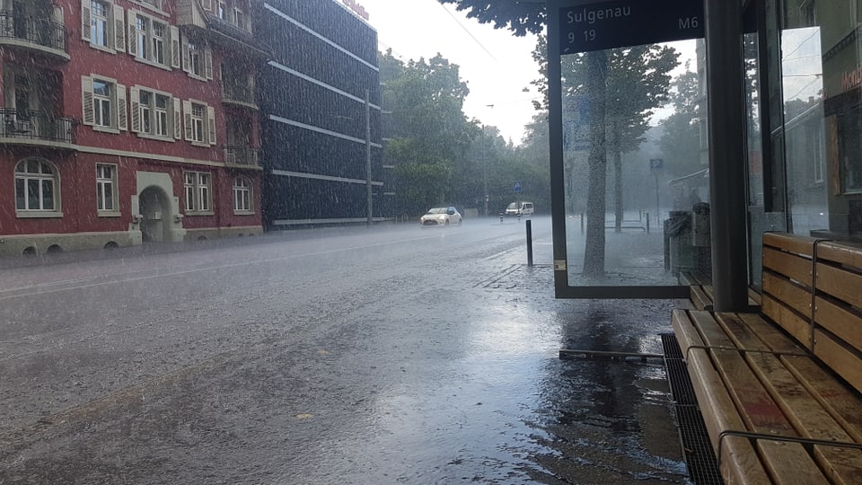 Heftiger Regen prasselt im Berner Sulgenau-Quartier auf die Strasse.