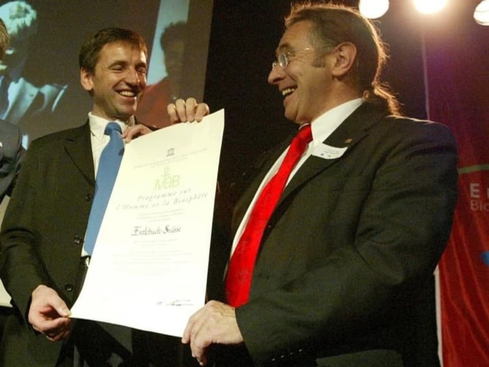 Theo Schnider und Mitinitiant Bruno Schmid präsentieren das Unesco-Zertifikat im Jahr 2002.